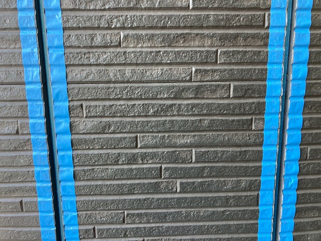 古いシーリング材の撤去と養生